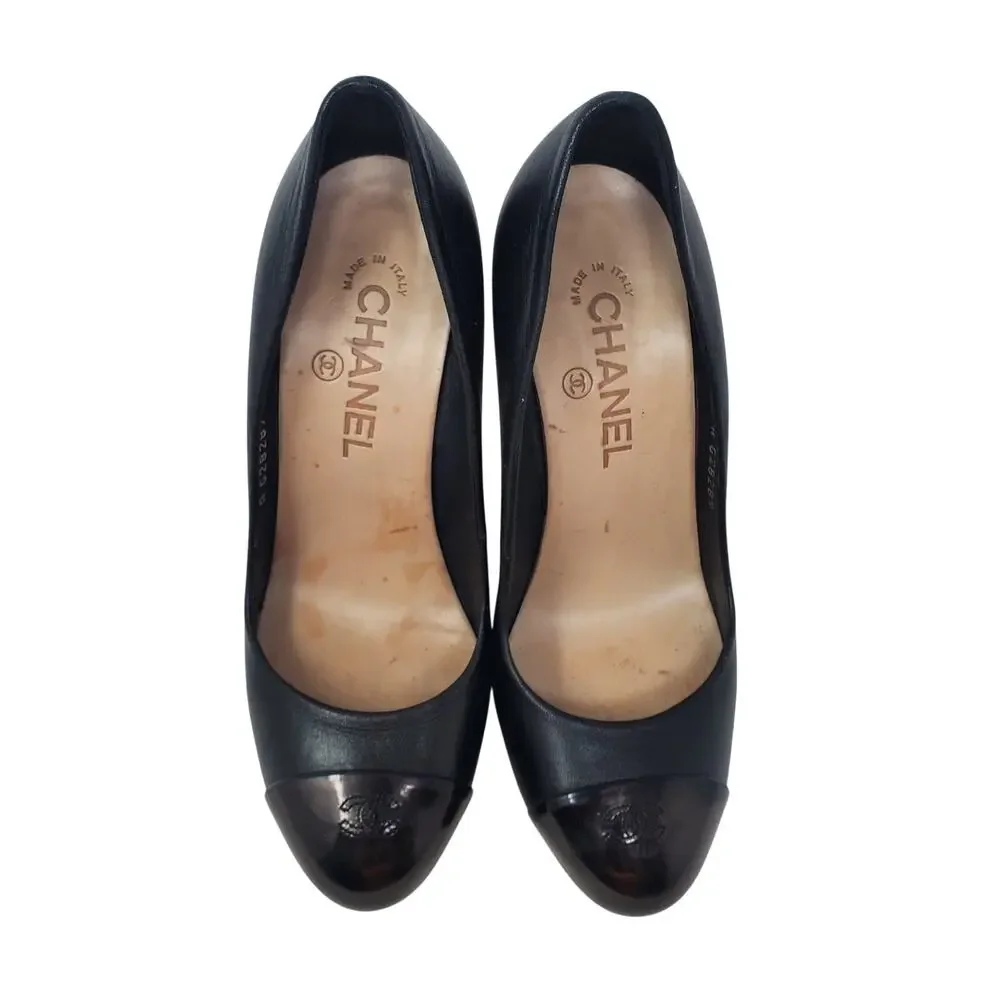Chanel Cap Toe Leather CC Logo Pumps Interlocking Heels Black Karl Lagerfeld 37